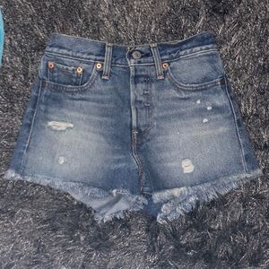 *NEVER WORN LEVIS SHORTS*